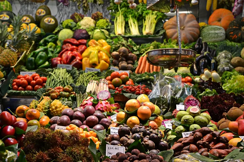 Marktstand mit frischem Gemüse und Obst am Morgen